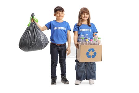 Foto de Niños voluntarios sosteniendo una bolsa de residuos y una caja de reciclaje aislados sobre fondo blanco - Imagen libre de derechos