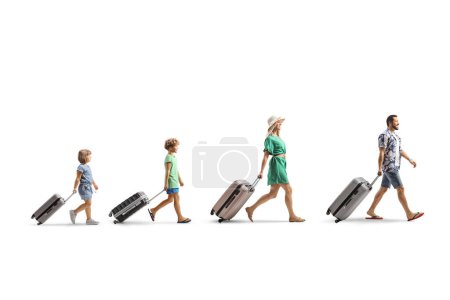 Téléchargez les photos : Famille avec enfants marchant et tirant des valises isolées sur fond blanc - en image libre de droit