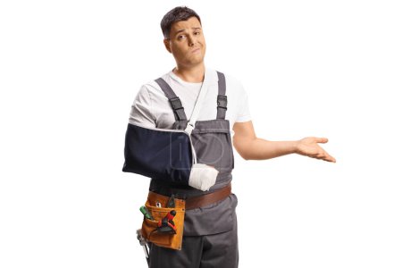 Foto de Trabajador decepcionado en uniforme con un brazo roto aislado sobre fondo blanco - Imagen libre de derechos