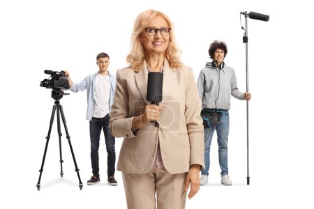 Téléchargez les photos : Reporter femelle avec un microphone et flèche et opérateurs de caméra avec un appareil d'enregistrement isolé sur fond blanc - en image libre de droit