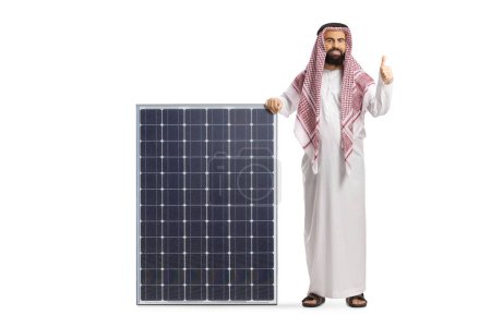 Foto de Hombre árabe saudí con un panel solar señalando pulgares hacia arriba aislado sobre fondo blanco - Imagen libre de derechos