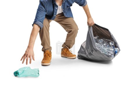 Téléchargez les photos : Homme ramassant des bouteilles en plastique dans un sac isolé sur fond blanc - en image libre de droit
