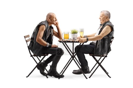 Téléchargez les photos : Hommes en gilets en cuir avoir une conversation dans un café et boire de la bière isolé sur fond blanc - en image libre de droit