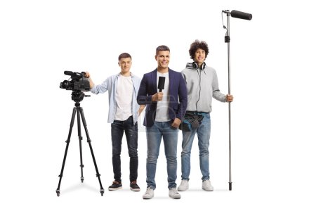 Téléchargez les photos : Homme avec un microphone et une équipe d'opérateurs de boom et de caméra avec un équipement d'enregistrement isolé sur fond blanc - en image libre de droit
