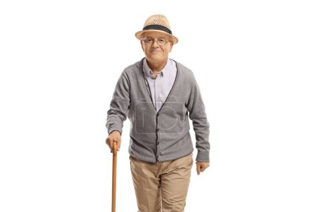 Téléchargez les photos : Homme âgé avec une canne à pied et souriant isolé sur fond blanc - en image libre de droit