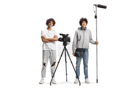 Téléchargez les photos : Opérateurs de boom et de caméra tenant un microphone et souriant isolé sur fond blanc - en image libre de droit