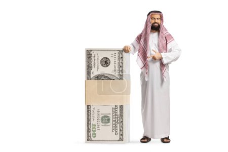 Téléchargez les photos : Saoudien arabe homme pointant vers une grosse pile d'argent isolé sur fond blanc - en image libre de droit