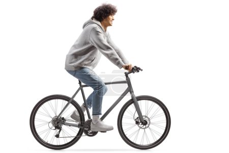 Foto de Chico vistiendo jeans y montando una bicicleta aislada sobre fondo blanco - Imagen libre de derechos