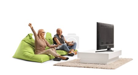 Téléchargez les photos : Femme et homme jouant à des jeux vidéo devant la télévision isolé sur fond blanc - en image libre de droit