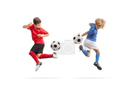 Téléchargez les photos : Garçons frapper un ballon de football avec talon arrière isolé sur fond blanc - en image libre de droit