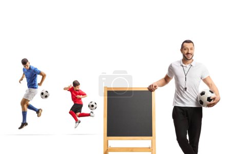 Téléchargez les photos : Joueurs de football à l'entraînement et entraîneur appuyé sur un tableau noir isolé sur fond blanc - en image libre de droit