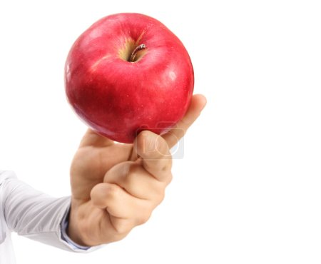 mano sosteniendo una manzana roja aislada sobre fondo blanco
