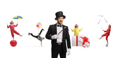 Téléchargez les photos : Magicien avec une baguette, mime, clowns et un jongleur jouant dans le dos isolé sur fond blanc, spectacle de cirque - en image libre de droit