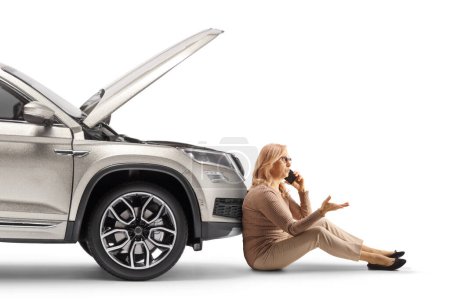 Téléchargez les photos : Femme en colère conducteur avec un problème de voiture appelant une entreprise de réparation isolé sur fond blanc - en image libre de droit