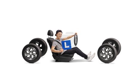Teenager männliche Fahrer in einem Autositz mit L-Kennzeichen isoliert auf weißem Hintergrund