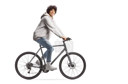 Téléchargez les photos : Le gars en vélo et souriant à la caméra isolé sur fond blanc - en image libre de droit