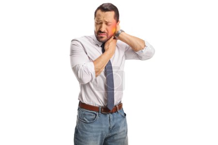 Foto de Trabajador de cuello blanco con dolor sosteniendo su rígido cuello inflamado aislado sobre fondo blanco - Imagen libre de derechos