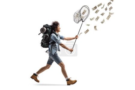 Foto de Perfil de longitud completa de un mochilero corriendo tras el dinero con una red de captura aislada sobre fondo blanco - Imagen libre de derechos