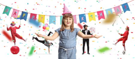 Téléchargez les photos : Fille d'anniversaire excitée lors d'une célébration avec des clowns et des jongleurs isolés sur fond blanc - en image libre de droit
