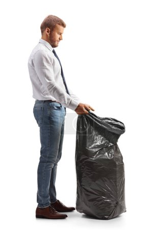 Téléchargez les photos : Homme d'affaires tenant un sac à déchets noir pour le recyclage isolé sur fond blanc - en image libre de droit