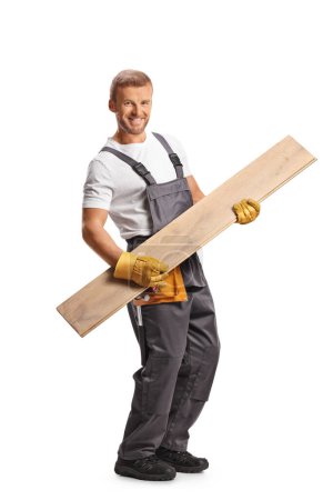 Téléchargez les photos : Travailleur masculin dansant avec une poutre de plancher en bois isolé sur fond blanc - en image libre de droit