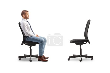 Téléchargez les photos : Profil d'un homme d'affaires assis sur une chaise de bureau en face d'une chaise vide isolée sur fond blanc - en image libre de droit