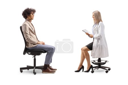 Foto de Perfil de un hombre sentado y conversando con una doctora aislada sobre fondo blanco - Imagen libre de derechos