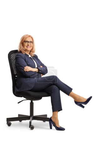 Téléchargez les photos : Directrice assise sur une chaise de bureau isolée sur fond blanc - en image libre de droit