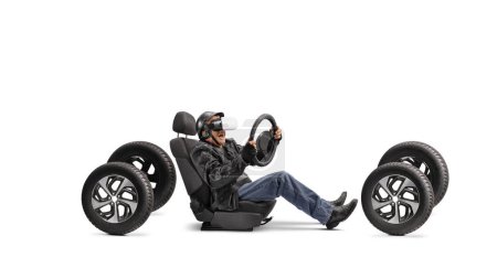 Téléchargez les photos : Homme assis sur un siège auto et conduisant avec un casque VR isolé sur fond blanc - en image libre de droit