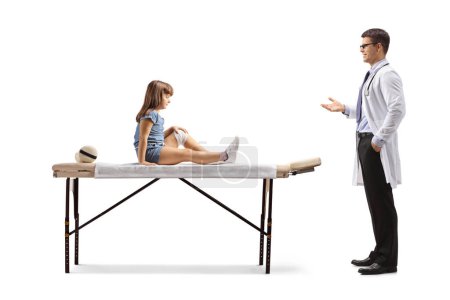 Orthopäde im Gespräch mit einem kleinen Mädchen mit verletztem Knie isoliert auf weißem Hintergrund