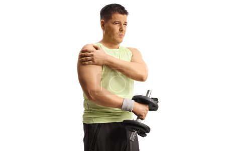 Hombre con hombros lesionados levantando pesas aisladas sobre fondo blanco