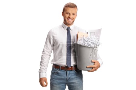 Téléchargez les photos : Employé de bureau tenant une poubelle avec des déchets de papier isolés sur fond blanc - en image libre de droit