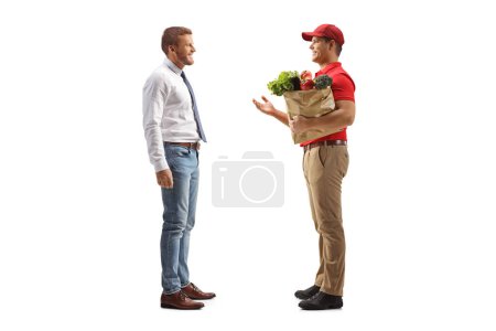 Liefermann mit Einkaufstasche im Gespräch mit einem männlichen Kunden isoliert auf weißem Hintergrund
