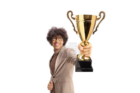 Foto de Ganador con copa trofeo de oro, joven con pelo rizado y gafas aisladas sobre fondo blanco - Imagen libre de derechos