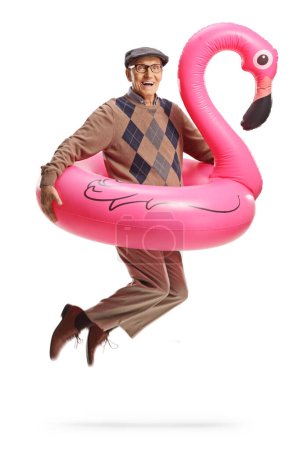 Téléchargez les photos : Homme âgé sautant avec un grand anneau gonflable en caoutchouc de flamant rose isolé sur fond blanc - en image libre de droit