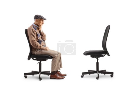 Foto de Hombre mayor sentado en una silla de escritorio frente a una silla vacía aislada sobre fondo blanco - Imagen libre de derechos