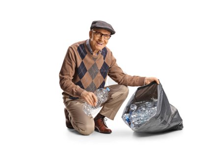 Téléchargez les photos : Homme âgé ramassant des bouteilles en plastique dans un sac poubelle noir isolé sur fond blanc - en image libre de droit