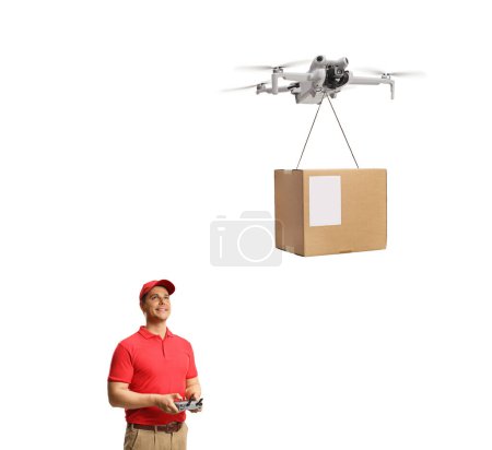 Téléchargez les photos : Opérateur de drone livrant un paquet en carton isolé sur fond blanc - en image libre de droit