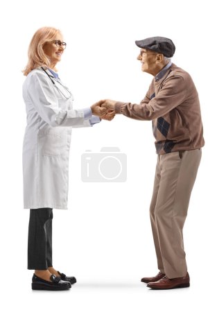 Téléchargez les photos : Médecin féminin aidant un patient âgé de sexe masculin isolé sur fond blanc - en image libre de droit