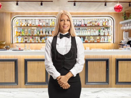 Foto de Camarera en uniforme posando frente a un bar - Imagen libre de derechos