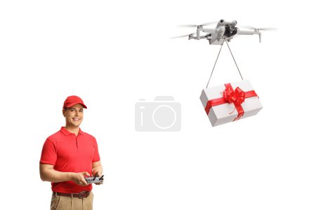 Téléchargez les photos : Opérateur de drone livrant une boîte cadeau isolée sur fond blanc - en image libre de droit