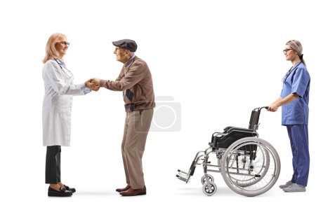 Téléchargez les photos : Médecin et infirmière aidant une patiente âgée avec un fauteuil roulant isolé sur fond blanc - en image libre de droit