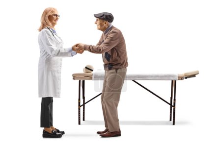Foto de Médico femenino sosteniendo a un hombre mayor con las manos aisladas sobre fondo blanco - Imagen libre de derechos