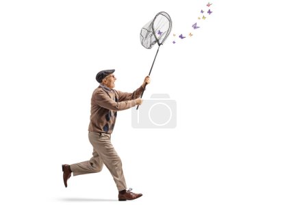Téléchargez les photos : Homme âgé attrapant des papillons avec un filet isolé sur fond blanc - en image libre de droit