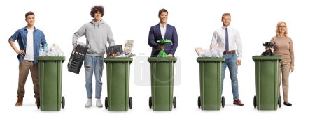 Téléchargez les photos : Les gens jetant différents types de déchets dans des poubelles isolées sur fond blanc - en image libre de droit