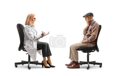 Foto de Paciente y una doctora sentada en una silla y escribiendo un documento aislado sobre fondo blanco - Imagen libre de derechos