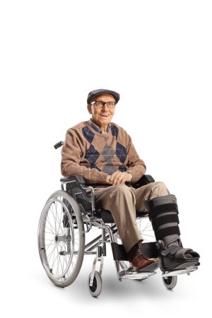 Téléchargez les photos : Homme âgé avec une attelle de jambe assis dans un fauteuil roulant isolé sur fond blanc - en image libre de droit
