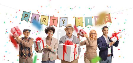 Téléchargez les photos : Des gens heureux à une fête tenant des boîtes-cadeaux isolées sur fond blanc - en image libre de droit