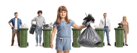 Téléchargez les photos : Petite fille avec un sac à déchets et les gens debout à côté de poubelles derrière isolé sur fond blanc - en image libre de droit