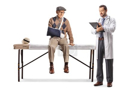Téléchargez les photos : Homme âgé avec un bras cassé à un rendez-vous chez le médecin isolé sur fond blanc - en image libre de droit